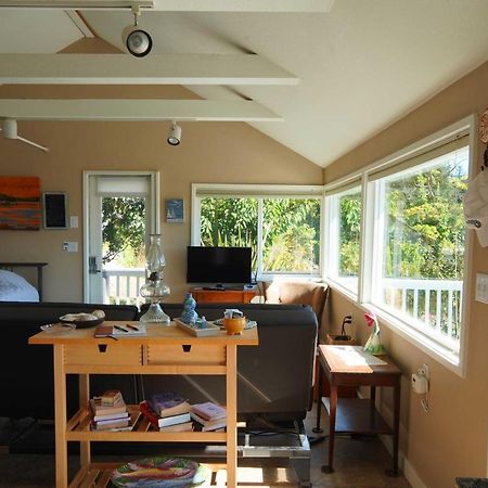 Idyllic Waterfront Cottage With Beach And Sunset Views Порт-Таунсенд Экстерьер фото