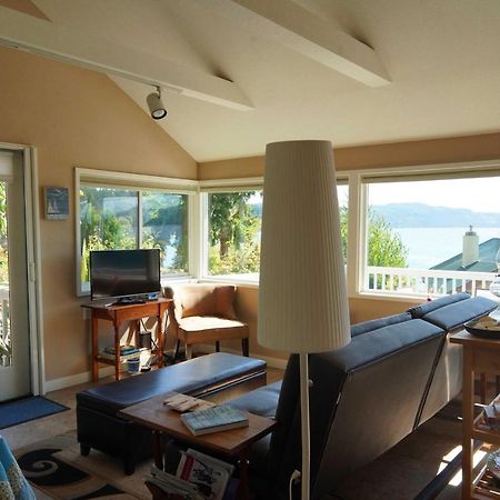 Idyllic Waterfront Cottage With Beach And Sunset Views Порт-Таунсенд Экстерьер фото